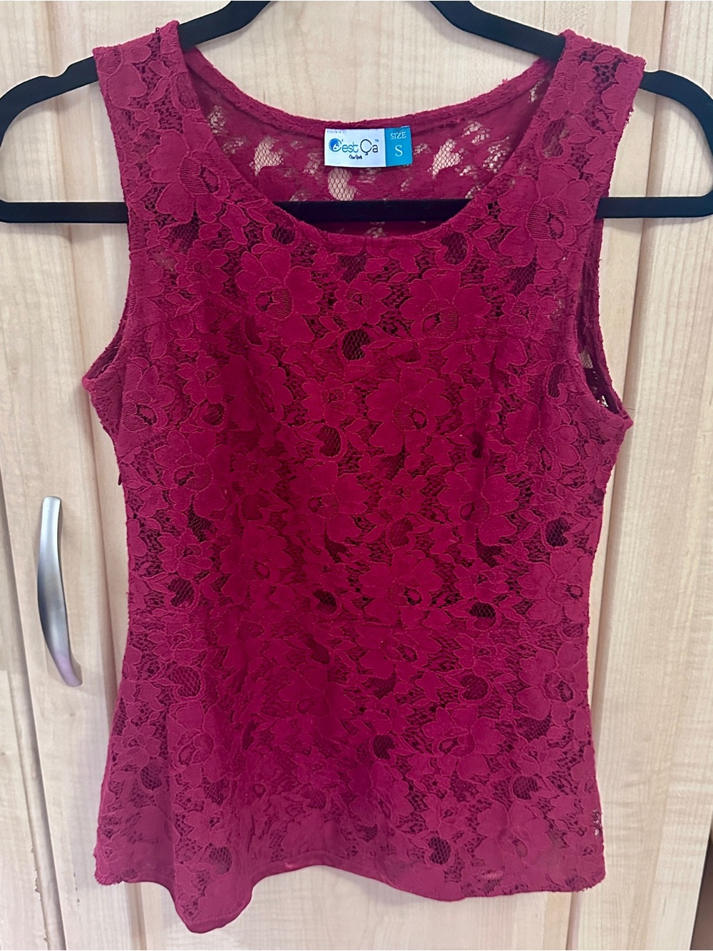 Sleeveless Lace Shell Top in Berry by